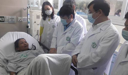 Bệnh nhân được chuyển từ Bệnh viện Đa khoa tỉnh Hòa Bình lên Bệnh viện Bạch Mai điều trị. Ảnh: VGP/Thúy Hà 