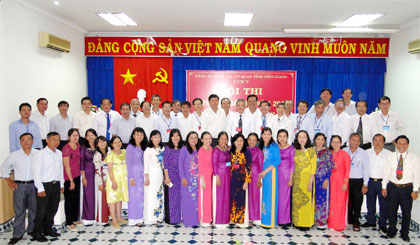Đại biểu, Ban Tổ chức và các thí sinh chụp ảnh lưu niệm.