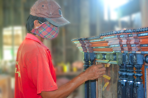 Thợ sơn tỉ mỉ đến từng chi tiết nhỏ để màu sắc tủ thờ được đồng đều, bóng loáng.