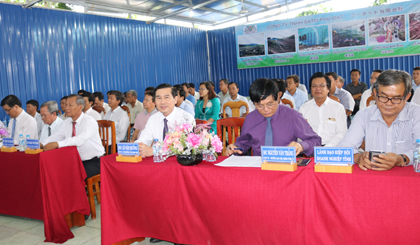Ông Lê Văn Hưởng, Phó Bí thư Tỉnh ủy, Chủ tịch UBND tỉnh (người ngồi thứ ba từ phải qua) tham dự Hội nghị thành lập Chi hội DN huyện Gò Công Đông