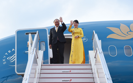 Thủ tướng Nguyễn Xuân Phúc và Phu nhân chào tạm biệt đại diện nước chủ nhà Nhật Bản ra tiễn Đoàn. Ảnh: VGP/Quang Hiếu