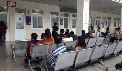 Người dân ngồi chờ khám bệnh tại Bệnh viện K. (Ảnh: PV/Vietnam+)