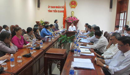 Ông Lê Văn Hưởng và lãnh đạo các sở, ban, ngành có liên quan tiếp, giải quyết khiếu nại của công dân.