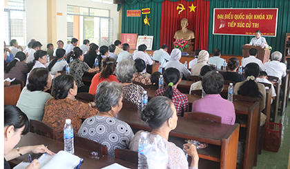 Quang cảnh buổi tiếp xúc cử tri ở xã Vĩnh Kim.