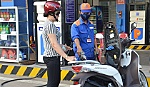 Giá xăng giữ nguyên sau 4 kỳ tăng liên tiếp