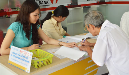 Chi trả lương hưu tại Bưu điện tỉnh Tiền Giang. Ảnh: Vân Anh