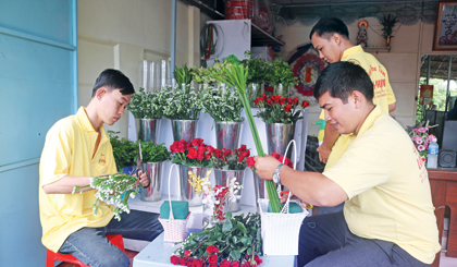 Hoạt động của Tổ hợp tác Hoa tươi trang trí Long Phụng.