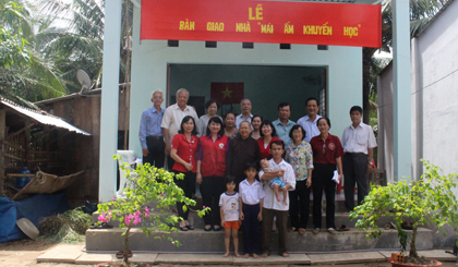 Chính quyền và người dân địa phương đến chung vui cùng gia đình anh Mẫn