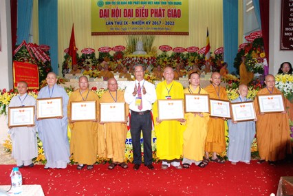 Ông Huỳnh Văn Hải, Phó Chủ tịch Ủy ban MTTQ tỉnh trao Bằng khen cho các tập thể và cá nhân