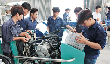 Sinh viên ngành Cơ khí Trường Cao đẳng Nghề Tiền Giang trong giờ thực hành.