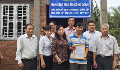 Bà Trương Thị Thu Nguyệt  Phó Chủ tịch CĐVC tỉnh bàn giao mai ấm công đoàn cho anh 