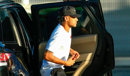 Neymar sang Bồ Đào Nha kiểm tra y tế. (Nguồn: AFP)