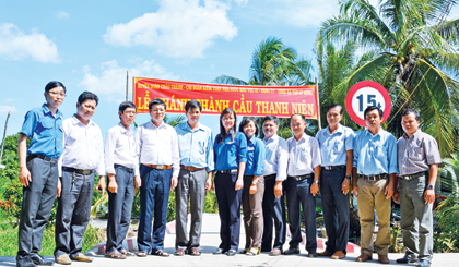 Bên cạnh thực hiện tốt nhiệm vụ chuyên môn, KTNN Khu vực IX còn tổ chức thực hiện nhiều hoạt động xã hội, từ thiện.  (Trong ảnh: Khánh thành cầu Thanh Niên (huyện Châu Thành, Tiền Giang).