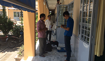 Ráo riết lắp đặt hệ thống dây điện tại các dãy phòng học của Trường tiểu học Thạnh Trị, TP. Mỹ Tho 