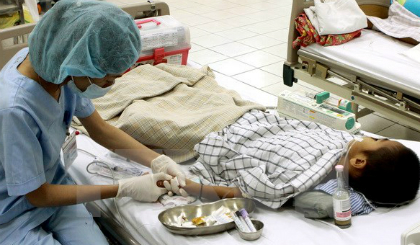 Triệu chứng bệnh phản ứng với miếng dán say xe khá giống viêm não nên bác sỹ có thể chẩn đoán nhầm và thực hiện nhiều xét nghiệm không cần thiết.  (Ảnh mang tính chất minh họa. Nguồn: TTXVN)