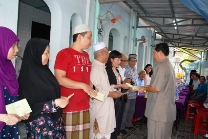 Ông Trần Minh Thống trao quà của Ban Chỉ 