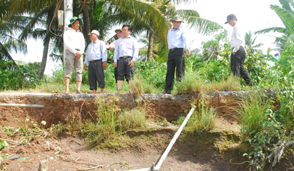 Ông Lê Văn Hưởng yêu cầu huyện Chợ Gạo phải khắc phục ngay các đoạn sạt lở dọc kinh Chợ Gạo.