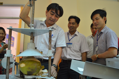 Máy gọt dừa nạo