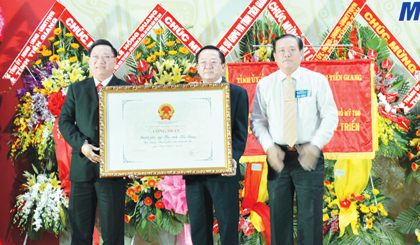 Ông Lê Văn Nghĩa, Phó Chủ tịch UBND tỉnh trao Quyết định của UBND tỉnh công nhận TP. Mỹ Tho đạt chuẩn Văn minh đô thị.