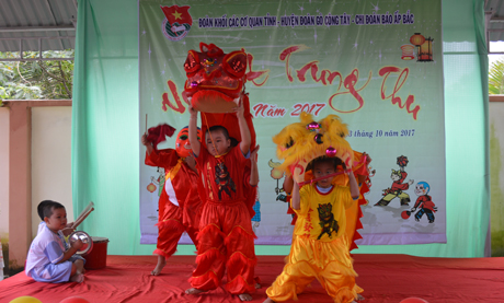 Tiết mục văn nghệ đặc sắc các em thiếu nhi.