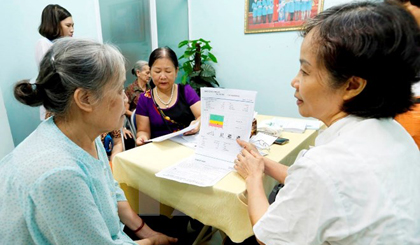 Chăm sóc sức khỏe cho người cao tuổi. (Ảnh: Dương Ngọc/TTXVN)