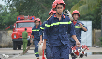 Triển khai các đội hình chữa cháy.