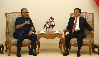 Phó Thủ tướng Vũ Đức Đam tiếp ông Shaikh Salman bin Ebrahim Al Khalifa, Chủ tịch Liên đoàn Bóng đá châu Á. Ảnh: VGP/Đình Nam