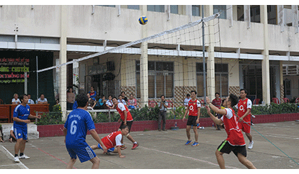 Nhiều pha bóng sôi nổi trên sân 
