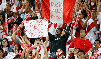 Niềm vui vô bờ của người hâm mộ Peru khi đội nhà giành chiến thắng 2-0 trong trận play off lượt về với New Zealand lúc 11 giờ ngày 16/11 (giờ Việt Nam), đồng nghĩa với suất dự World Cup 2018. Nguồn ảnh: Zing (trực tiếp trận đấu) 