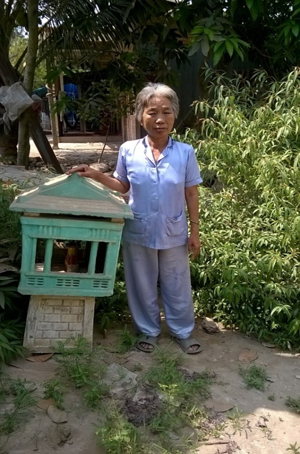 Bà Trương Thị Chậu bên ngôi miễu thờ  các liệt sĩ ngành Giáo dục.
