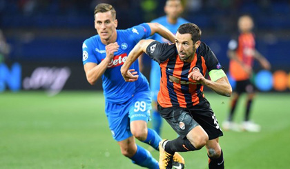 Shakhtar Donetsk (áo sọc) khi thua Napoli là sẽ đi tiếp. (Nguồn: Getty Images)