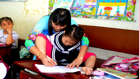 Cô Thùy Dương nhận xét, hướng dẫn bé Quyên cũng như các bạn bình thường khác, mặc dù khiếm khuyết hai cánh tay nhưng bù lại bé Quyên học rất siêng năng, chăm chỉ, đặc biệt bé có thể viết chữ bằng cả hai chân rất đẹp. Bé tiếp thu bài học môn Toán rất nhanh.     
