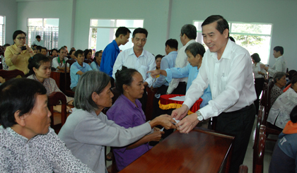 Chủ tịch UBND tỉnh Lê Văn Hưởng tặng quà Tết năm 2017 cho hộ nghèo ở xã Mỹ Phước Tây, TX. Cai Lậy.