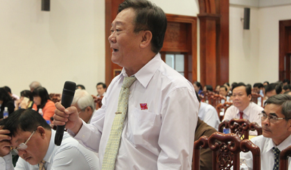 Đại biểu Nguyễn Văn Phước Cường phát biểu trong buổi thảo luận tại hội trường