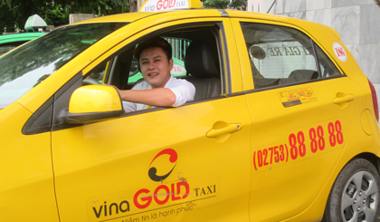 Tuy vất vả, gian nan nhưng những tài xế taxi vẫn sống hết mình với nghề.  
