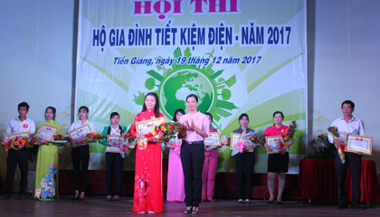 Trao giải Nhất cho đội Cái Bè