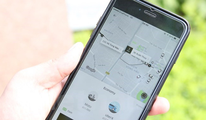 Hành khách gọi xe thông qua ứng dụng phần mềm của Uber. (Ảnh: Doãn Đức/Vietnam+)