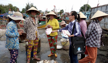 Tuyên truyền công tác DS-KHHGĐ cho bà con ngư dân.