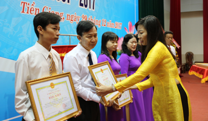 Đại diện Bộ Kế hoạch và Đầu tư tặng Bằng khen cho các tập thể, cá nhân