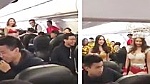 VietJet: Biểu diễn bikini trên máy bay để tạo bất ngờ cho cầu thủ (?)
