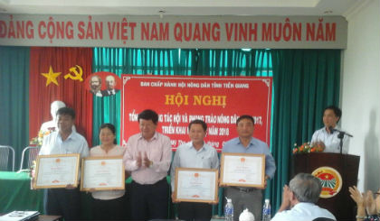 Trao bằng khen cho các tập thể, cá nhân