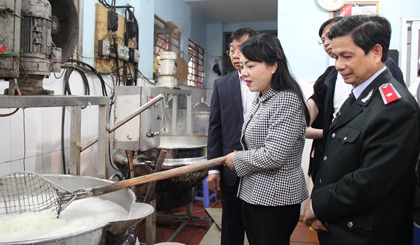 Bộ trưởng Bộ Y tế cùng đoàn kiểm tra an toàn thực phẩm tại một cơ sở sản xuất mứti. Ảnh: VGP/Bạch Quế