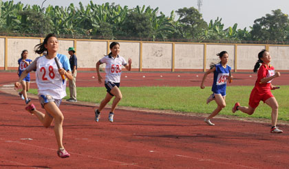 Nội dung chạy tiếp sức nữ THCS.