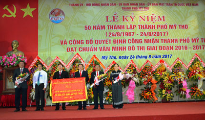 Đồng chí Nguyễn Văn Danh, Ủy viên BCH Trung ương Đảng, Bí thư Tỉnh ủy trao tặng Cờ và hoa của Tỉnh ủy cho lãnh đạo TP. Mỹ Tho nhân Lễ Kỷ niệm 50 năm thành lập TP. Mỹ Tho và công bố Quyết định Công nhận TP. Mỹ Tho đạt chuẩn văn minh đô thị diễn ra ngày 24-8-2017
