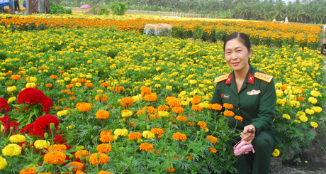 Bộ đội tham quan vườn hoa.