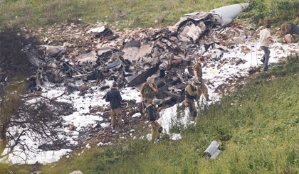 Máy bay F-16 của Israel bị tên lửa từ Syria bắn rơi gần Harduf, Israel, ngày 10/2. Nguồn: THX/TTXVN