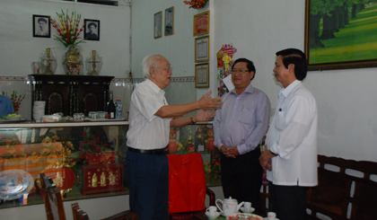 Bí thư Tỉnh ủy Nguyễn Văn Danh thăm, chúc tết đồng chí Trương Minh Khiết,  ngụ phường 1, TP. Mỹ Tho.