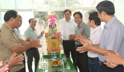 Đồng chí Trần Kim Trát trao quà của Thường trực Tỉnh ủy đến Ban biên tập Báo Ấp Bắc.