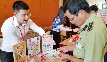 Việc thực thi bảo hộ quyền sở hữu trí tuệ tại Việt Nam được đánh giá còn kém. Trong ảnh: cán bộ quản lý thị trường tham quan gian hàng trưng bày hàng thật, hàng giả của một thương hiệu bên lề hội thảo về chống hàng giả. Ảnh: Minh Tâm