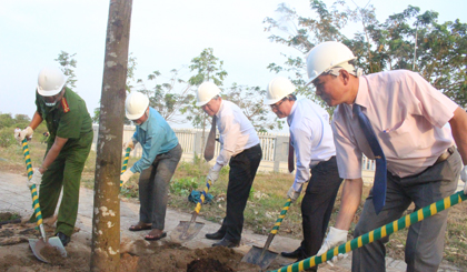 Lãnh đạo TP. Mỹ Tho trồng cây sao